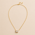 Necklace Shape gouden paperclip ketting met dubbele kristallen hanger op beige achtergrond